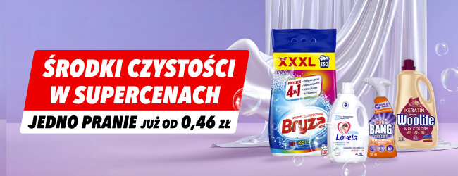 Na obrazie widnieje reklama środków czystości z napisem ŚRODKI CZYSTOŚCI W SUPERCENACH oraz JEDNO PRANIE już od 0,46 zł na czerwonym i białym tle. W tle znajdują się różne produkty do prania i czyszczenia, a także białe zasłony i unoszące się bańki mydlane.