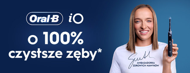 Tekst: Oral-B iO o 100% czystsze zęby. Obok widoczna jest Iga Świątek trzymająca szczoteczkę do zębów, a na jej koszulce widnieje napis: Ambasadorka zdrowych nawyków.